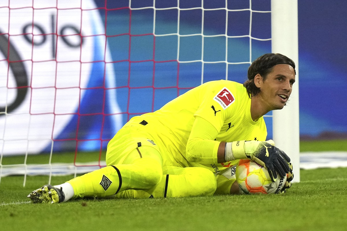 Moenchengladbach's goalkeeper Yann Sommer catches the ball during the German Bundesliga soccer match between FC Bayern Munich and Borussia Moenchengladbach in Munich, Germany, Saturday, Aug. 27,  ...