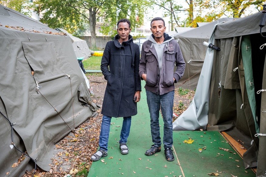 Zelten im Herbst Zeremariam Hagos (rechts) und Amanijel Berhe.