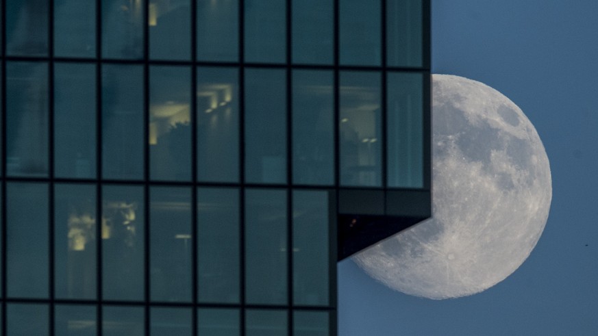 Der Mond, ein Tag vor &quot;Supermond&quot;, zeigt sich am Himmel ueber den Daechern von Zuerich, aufgenommen am Samstag, 9. August 2014. (KEYSTONE/Ennio Leanza)