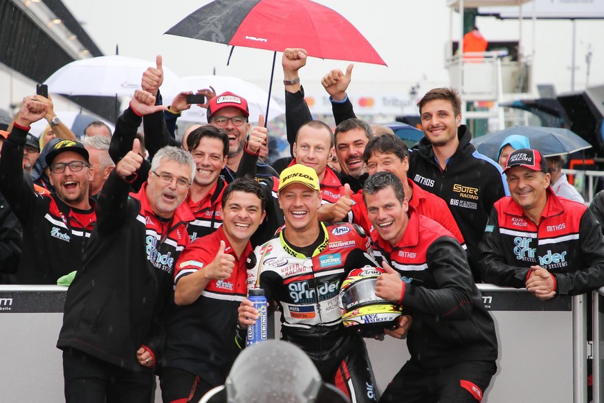 ARCHIVBILD ZUR ABERKENNUNG DES SIEGES VON DOMINIQUE AEGERTER IN MISANO, AM SONNTAG, 15. OKTOBER 2017 - epa06196241 Swiss rider Dominique Aegerter of Kiefer Racing celebrates with teammates after winni ...