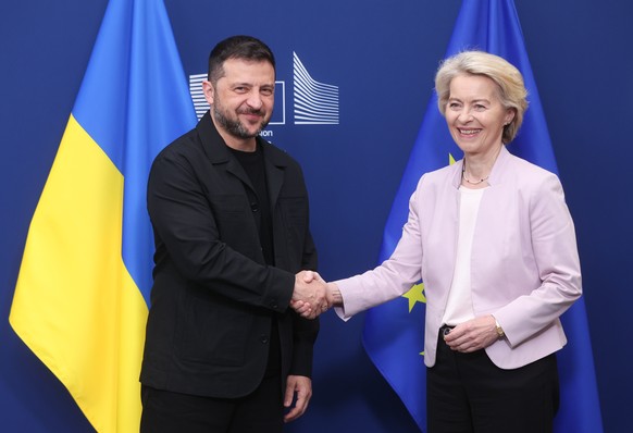 epa12306362 European Commission President Ursula von der Leyen (R) welcomes Ukrainian President Volodymyr Zelensky prior to a meeting in Brussels, Belgium, 17 August 2025. EPA/OLIVIER HOSLET