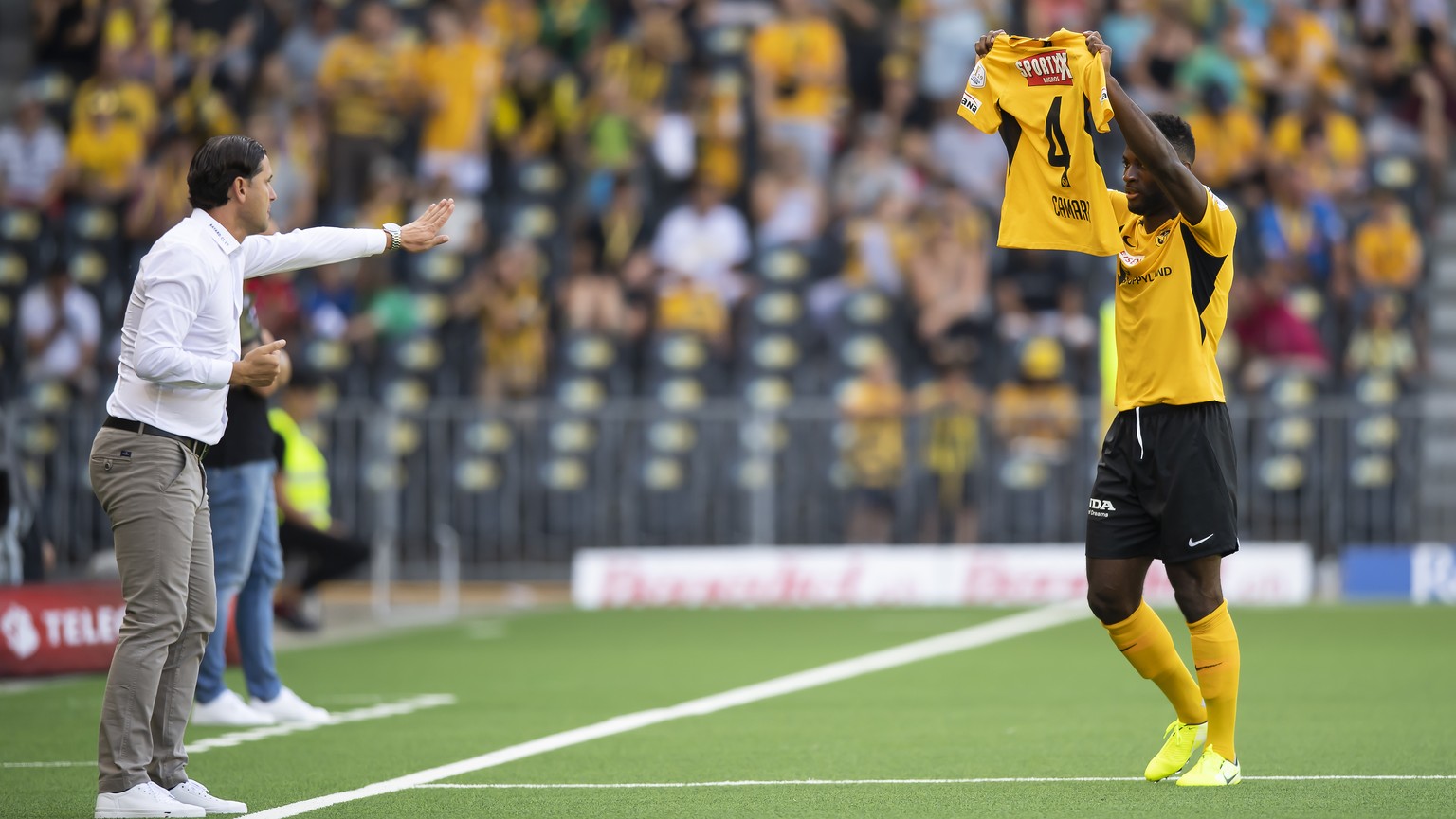 YBs Jean-Pierre Nsame, rechts, haelt das Trikot von YBs Mohamed Ali Camara in den Haenden an der Seite von Trainer Gerry Seoane, links, im Fussball Meisterschaftsspiel der Super League zwischen dem BS ...