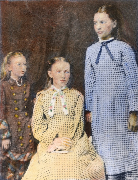 LAURA INGALLS WILDER 1867-1957. Standing, with her sisters Carrie, left, and Mary, center. Oil over a photograph, c1880. PUBLICATIONxNOTxINxUSAxCANxUKxFRAxESPxJPN Copyright: xSarinxImagesx/xGRANGERx 0 ...