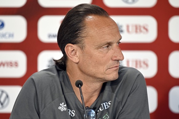 Medienchef Adrian Arnold an einer Medienkonferenz der Schweizer Fussballnationalmannschaft in in St. Gallen am Montag, 25. Mai 2026. (KEYSTONE/Walter Bieri)