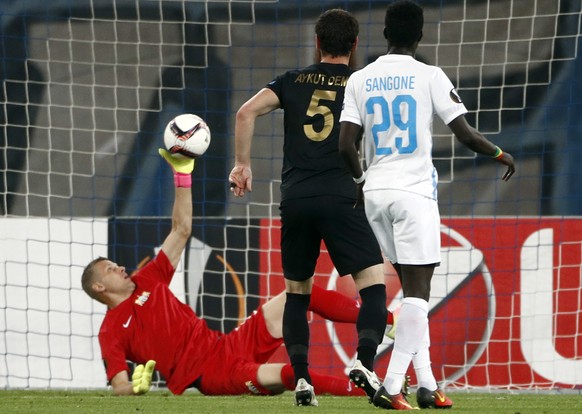 29.09.2016; Zuerich; Fussball Europa League - FC Zuerich - Osmanlispor FK; Torhueter Andris Vanins (L) und Sangone Sarr (R, Zuerich) gegen Aykut Demir (M, Osmanlispor) (Marc Schumacher/freshfocus)