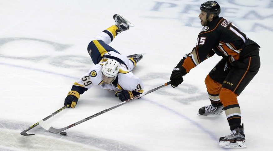 Roman Josi (l.) gab in den NHL-Play-offs, wie hier gegen Anaheims Ryan Getzlaf, stets vollen Einsatz.