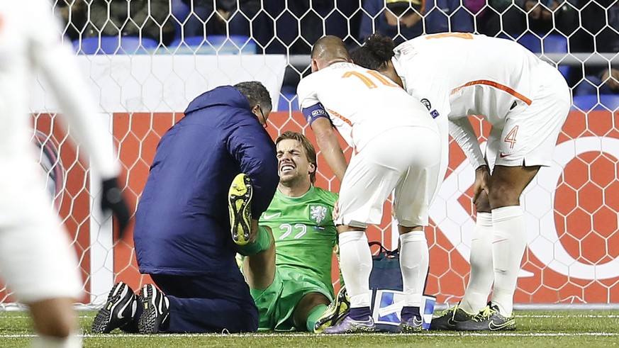 Ganz bitter: Hollands Ersatztorhüter Tim Krul zieht sich beim 2:1 gegen Kasachstan einen Kreuzbandriss zu.