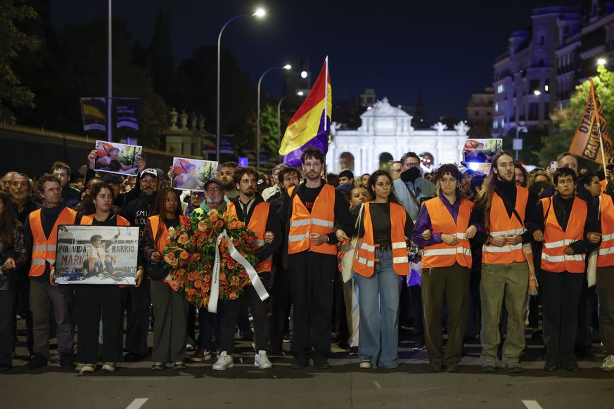 epa13290302 Demonstrators take part in a protest organized by the Tenants' Union in Madrid, Spain, 08 October 2026. Thousands assembled to honor Maria del Carmen Abascal, an 87-year-old pensioner ...