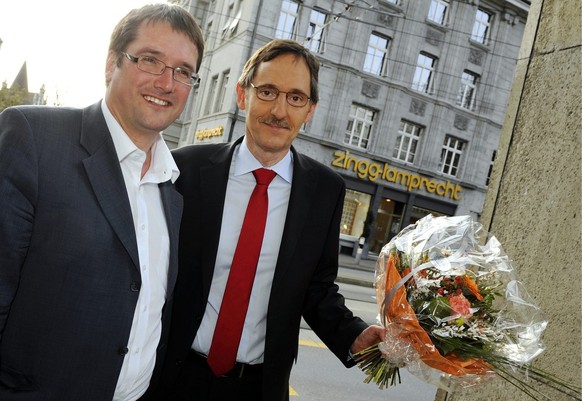 Der neu gewaehlte Zuercher Regierungsrat Mario Fehr (SP), rechts, strahlt mit SP Parteipreaesident Christian Levrat, links, nach seiner Wahl in Zuerich am Sonntag, 3. April 2011. (KEYSTONE/Walter Bier ...