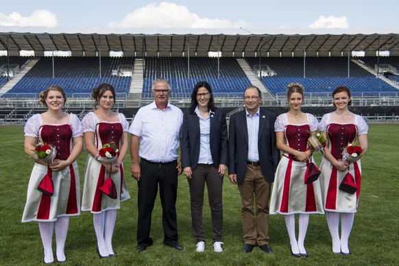 Paul Vogel, gauche, Obmann de l&#039;association federale de lutte suisse, Isabelle Emmenegger, centre, directrice d&#039;Estavayer 2016, Albert Bachmann, droite, president du comite d&#039;organisati ...