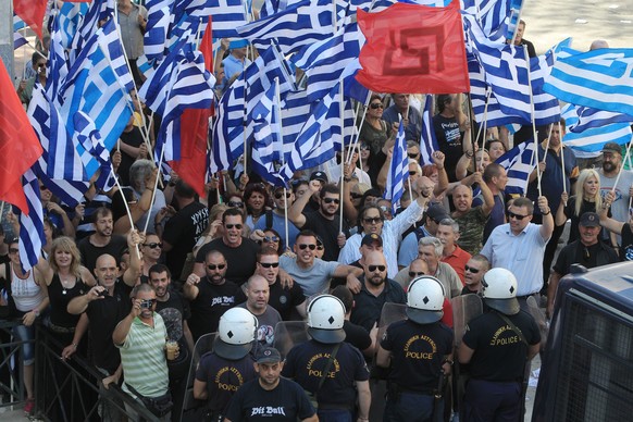 Aufmarsch der von Russland unterstützten, faschistischen Partei «goldene Morgenröte» in Griechenland.
