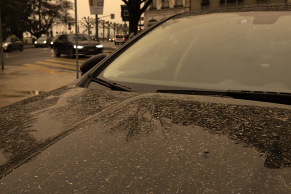 Cars are covered by Sahara sand after than Sahara sand was coloured the sky in orange and creates a special light atmosphere, in Geneva, Switzerland, Tuesday, March 15, 2022. (KEYSTONE/Salvatore Di No ...