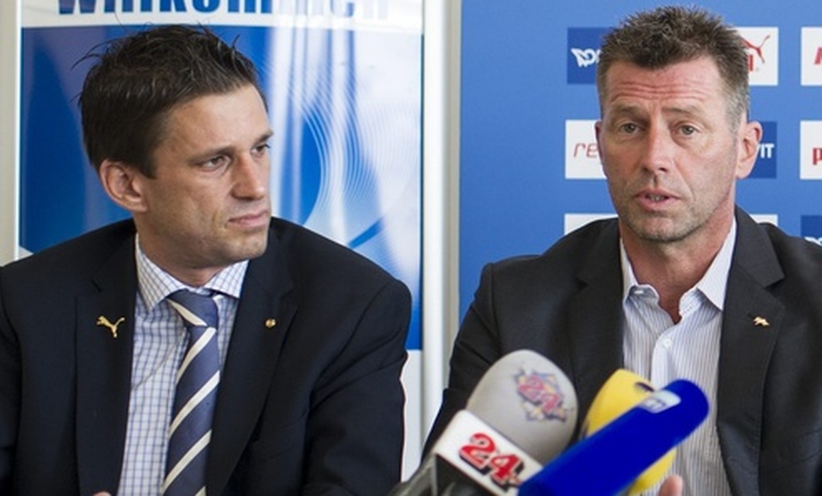 Mediensprecher Adrian Fetscherin, von links, Der neue GCZ Trainer Michael Skibbe, GCZ Praesident Andre Dose und Sportchef Dragan Rapic, sprichen an einer Medienkonferenz am Sonntag, 16. Juni 2013 auf  ...