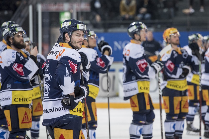 Die Zuger nach der Niederlageim fuenften Eishockey Playoff-Viertelfinalspiel der National League zwischen dem EV Zug und den ZSC Lions, am Dienstag, 20. Maerz 2018, in der Bossard Arena in Zug. (KEYST ...