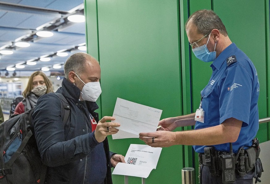 Viele Flugpassagiere müssen am Flughafen in Kloten ZH einen negativen Covid-Test vorweisen.