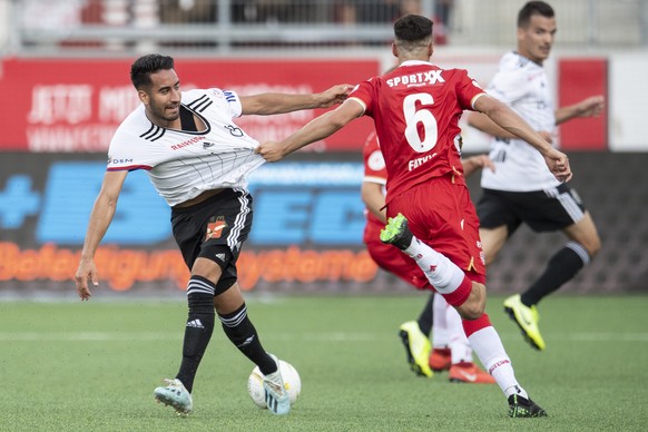 Thuns Kenan Fatkic, rechts, im Duell mit Basels Samuele Campo im Fussball Meisterschaftsspiel der Super League zwischen dem FC Thun und dem FC Basel, am Samstag, 3. August 2019, in der Stockhorn Arena ...