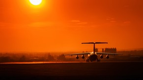 Beim Jetlag stimmen Sonnenauf- und -untergang nicht mit der inneren Uhr.