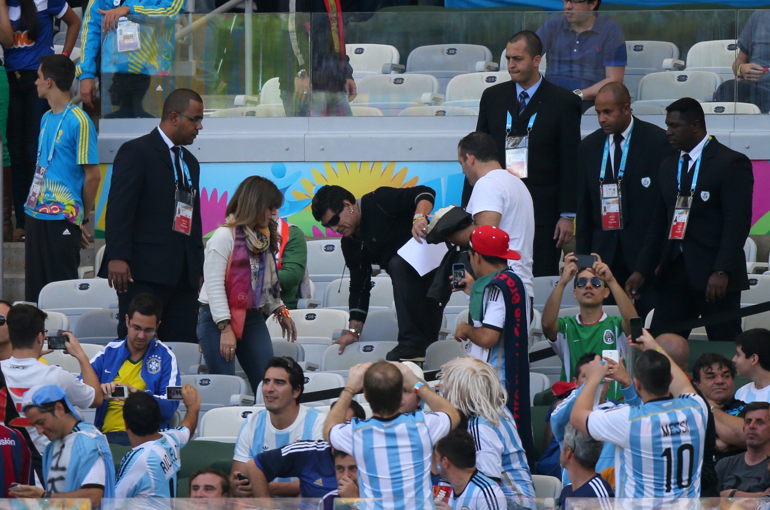 Diego Maradona klettert im Stadion von Belo Horizonte zu seinem Sitz.&nbsp;