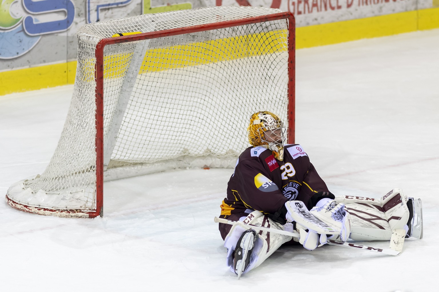 La deception du gardien genevois, Robert Mayer, lors du 6eme match du quart de finale de play off du championnat suisse de hockey sur glace de National League, entre le Geneve Servette HC et le SC Ber ...