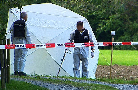 Am Mittwoch (09.09.2015), kurz nach 13:20 Uhr, ist im Lochermoos ein Mann im freien Feld erschossen worden. Die Täterschaft ist auf der Flucht. Eine Grossfahndung verschiedener Polizeikorps brachte bi ...