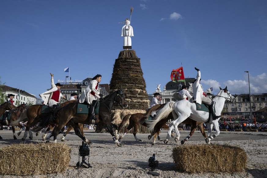 epa11280511 Men ride horses in the front of the Boeoegg figure is erected on the Sechselaeuten square in Zurich, Switzerland, 15 April 2024. Sechselaeuten (ringing of the six o&#039;clock bells) is a  ...