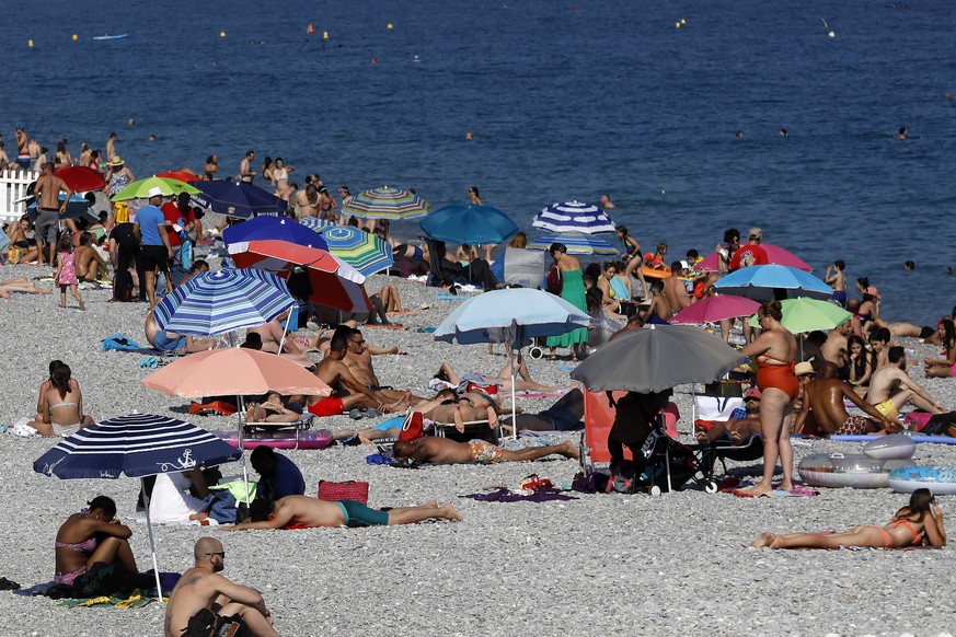epa09267952 People enjoy the sun on a beach of the &#039;Promenade des Anglais&#039; in Nice, southern France, 13 June 2021. Temperatures reached up to 29 Celcius degrees in Nice. EPA/SEBASTIEN NOGIER