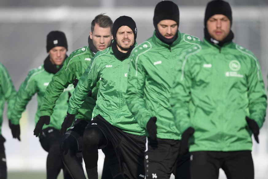 Tranquillo Barnetta, dritter von links, waehrend eines Trainings des FC St. Gallen, am Freitag, 27. Januar 2017, im Gruendenmoos in St. Gallen. (KEYSTONE/Gian Ehrenzeller)