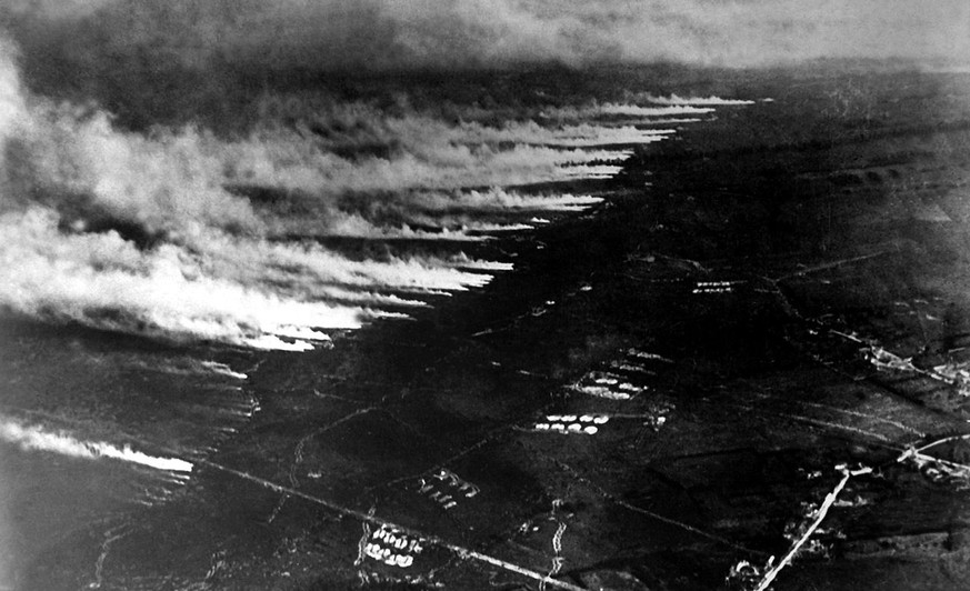 In den Anfängen des Gaskriegs wurde das Giftgas aus Kanistern abgeblasen. Im Bild ein französischer&nbsp;Giftgaseinsatz gegen deutsche Stellungen in Flandern 1916.