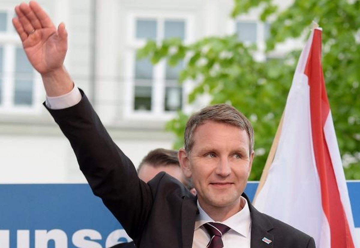 Eklat bei Wahlsendung: AfD-Kandidatin Weidel hat Nase voll und läuft aus dem Studio
Grundi72, Björn Höcke ist eine Neonazi mit Anzug und Krawatte. Höcke im Originalton:

"Ich weise euch einen l ...