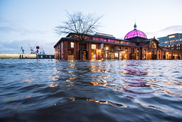 10.02.2020, Hamburg: Der Fischmarkt mit der Fischauktionshalle steht wÃ¤hrend einer Sturmflut unter Wasser. Foto: Daniel Bockwoldt/dpa +++ dpa-Bildfunk +++