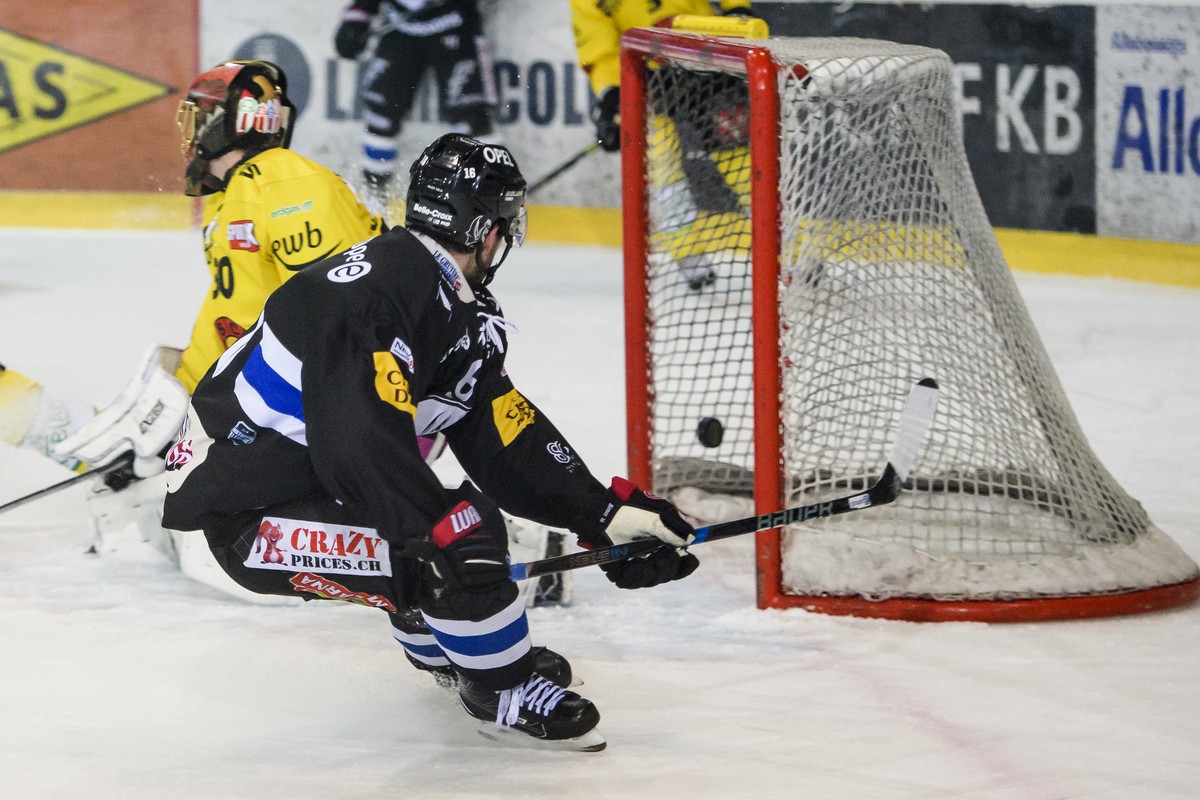 L'attaquant fribourgeois Michal Birner, devant, marque le 2.0 au gardien bernois Leonardo Genoni, derriere, lors de la rencontre du championnat suisse de hockey sur glace de National League entre ...