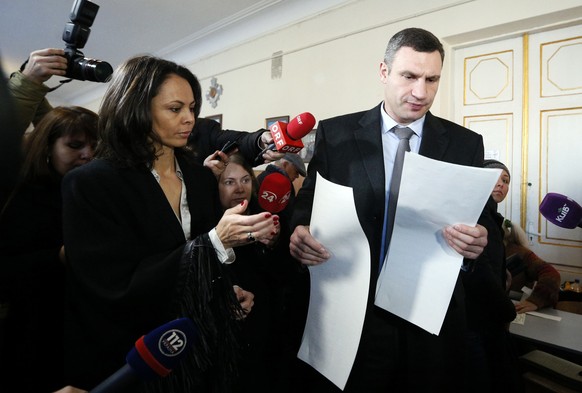 Der Bürgermeister von Kiew, Vitali Klitschko, und seine Frau Natalia in einem Abstimmungslokal in Kiew. &nbsp;