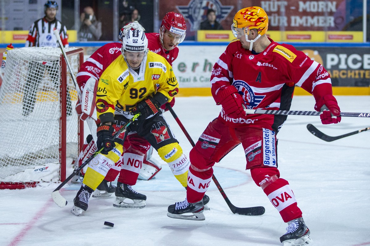 SC Bern Stuermer Christian Thomas, links, gegen SC Rapperswil-Jona Lakers PostFinance Top Scorer Roman Cervenka waehrend dem Eishockey-Meisterschaftsspiel der National League zwischen den SC Rapperswi ...