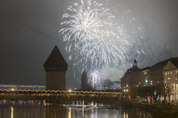 Das Silvester-Feuerwerk von 2016 über der Kappelerbrücke.
