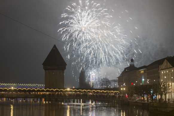 Mit einem Feuerwerk neben der Kappelerbruecke wird in der Stadt Luzern das neue Jahr begruesst am Freitag, 1. Januar 2016. (KEYSTONE/Urs Flueeler)

New year fireworks explode over the famous Chapel Br ...