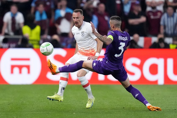 Fiorentina&#039;s Cristiano Biraghi vies for the ball with West Ham&#039;s Vladimir Coufal, left, during the Europa Conference League final soccer match between Fiorentina and West Ham at the Eden Are ...