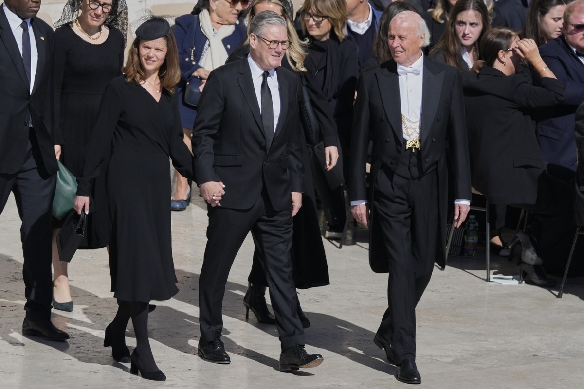 British Prime Minister Keir Starmer, center, and his wife Victoria arrive for the funeral of Pope Francis in St. Peter's Square at the Vatican, Saturday, April 26, 2025. (AP Photo/Gregorio Borgia ...