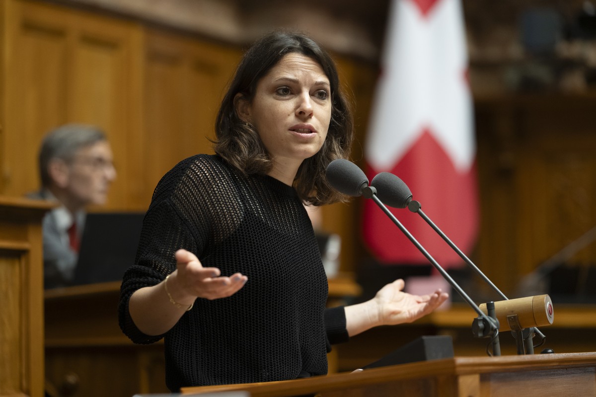 Nationalraetin Mattea Meyer, SP-ZH, spricht bei der Schlussabstimmungen zu '25.068 BRG. Jederzeit Strom fuer alle (Blackout stoppen). Volksinitiative und indirekter Gegenentwurf', am letzten ...