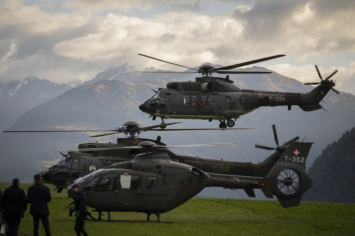 Der Bundesrat landet in Helikoptern fuer die Bundesratssitzung "extra muros", am Mittwoch, 12. Oktober 2022, im Kloster St. Johann Muestair, in Muestair. (KEYSTONE/Gian Ehrenzeller)