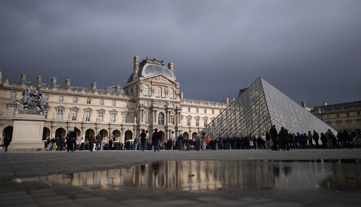 People queue to enter Le Louvre museum Monday, Oct. 27, 2025 in Paris. (AP Photo/Christophe Ena)
France Louvre