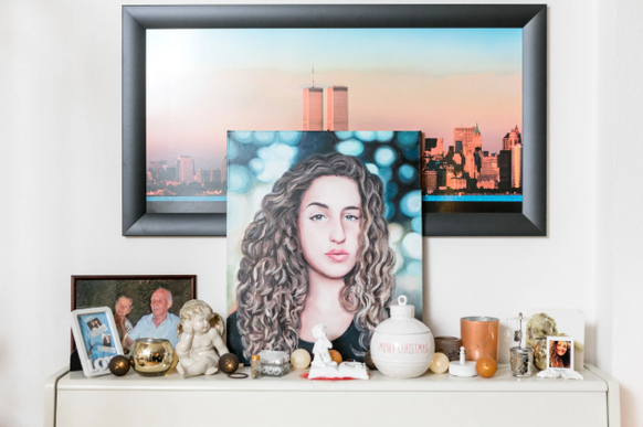 In der Erinnerung lebt sie weiter: Porträt von Céline Pfister in der elterlichen Wohnung.