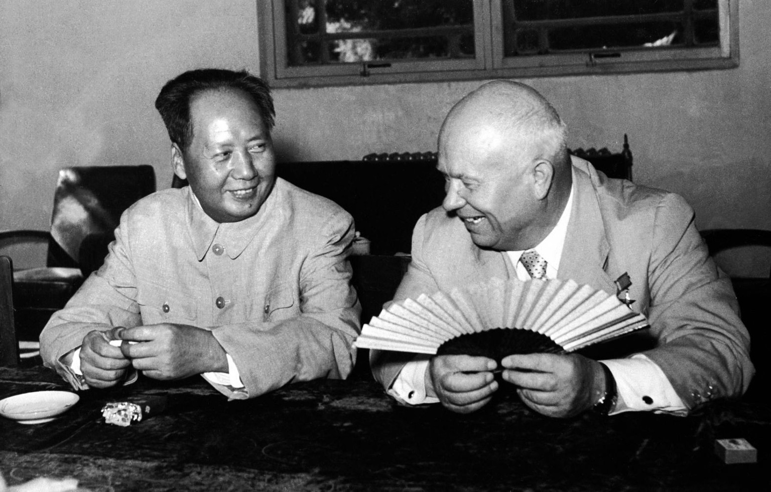 Mao Zedong und Nikita Chruschtschow bei Chruschtschows Besuch in Peking, 1957. 
https://en.wikipedia.org/wiki/Sino-Soviet_split#/media/File:Mao_Ts%C3%A9-toung,_portrait_en_buste,_assis,_faisant_face_% ...