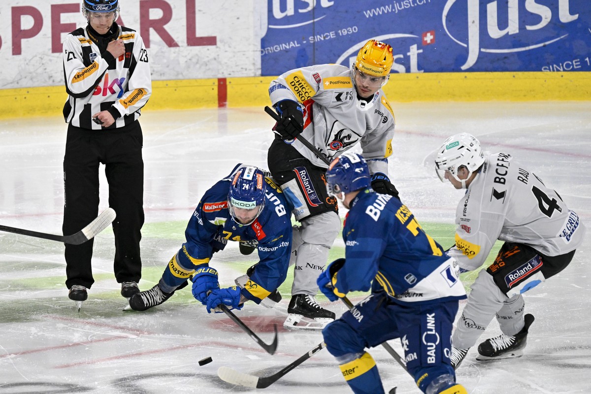 Der Davoser Rasmus Asplund gegen den Fribourger PostFinance Top Scorer Sandro Schmid, im Eishockey Spiel der National League zwischen HC Davos, HCD und HC Fribourg-Gotteron, HCFG, am Sonntag, 01. Febr ...