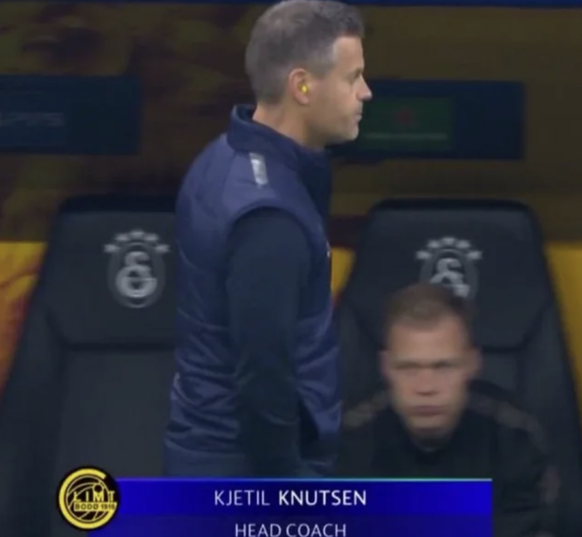 Kjetil Knudsen, Trainer von Bodö/Glimt hat Oropax im Ohr.