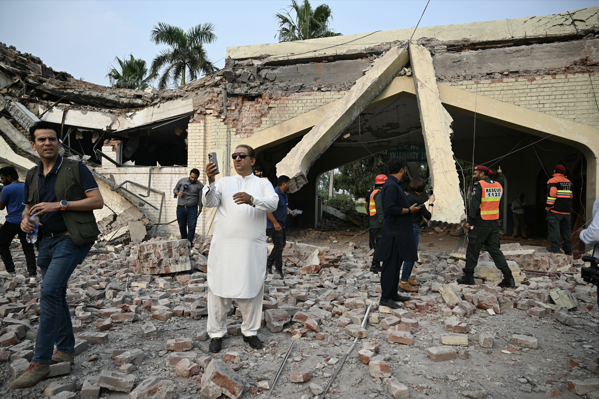Un bâtiment endommagé dans le complexe gouvernemental de santé et d'éducation à Muridke, à une trentaine de kilomètres de Lahore, le 7 mai 2025.