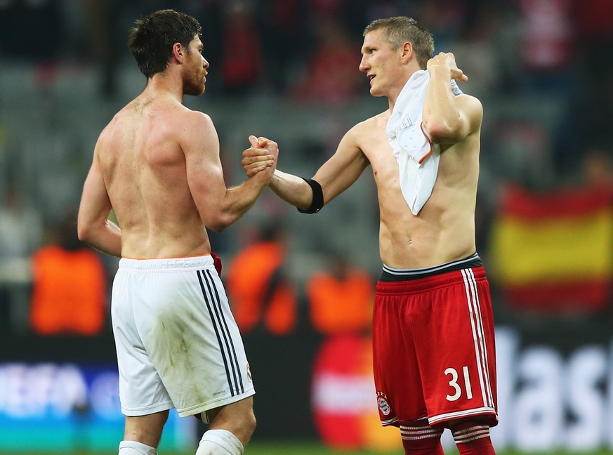 Xabi Alonso mit dem Trikot von Bayerns Bastian Schweinsteiger. Bald spielen die beiden Weltmeister gemeinsam beim deutschen Rekordmeister.&nbsp;