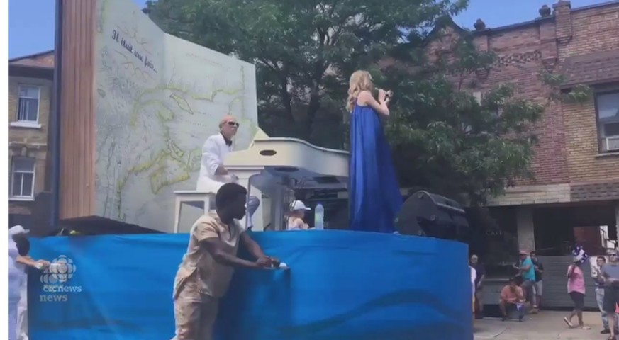 Schwarze High School Studenten stossen an der Fête nationale-Parade in Montreal einen Wagen mit einer weissen Sängerin. Der Auftritt sorgte für einen Rassismus-Shitstorm in den Sozialen Medien.