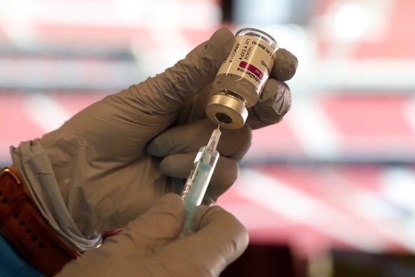 epa09092972 A health worker prepares a dose of the AstraZeneca coronavirus vaccine against Covid-19 in Madrid, Spain, 24 March 2021. Spain resumes the use of this vaccine after a 10-day-long pause in  ...