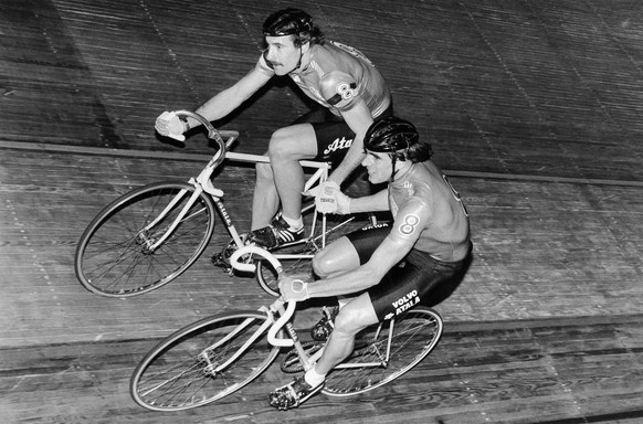 Die Schweizer Radrennfahrer Urs Freuler, oben, und Daniel Gisiger, unten, sind am 29. November 1983 unterwegs an der Stundenamericaine waehrend des Zuercher Sechstagerennens im Hallenstadion in Zueric ...