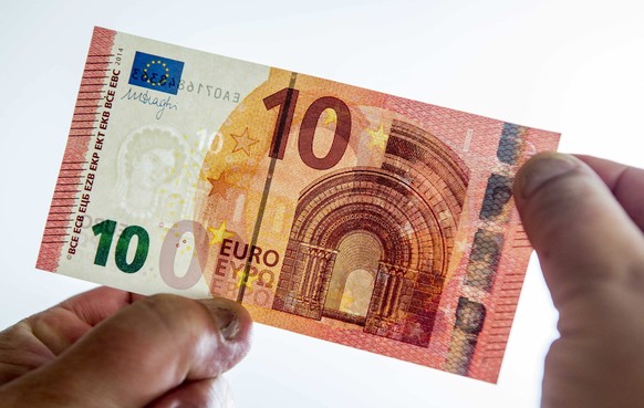 epa04412424 The redesigned ten euro note is displayed in the building of the DNB, the central bank of the Netherlands, in Amsterdam, The Netherlands, 22 September 2014. The notes, that contain extra s ...